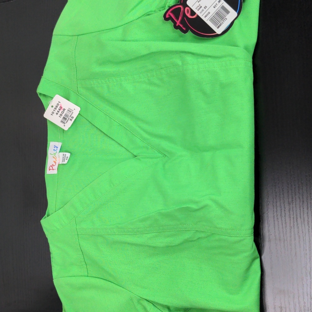 Peaches Uniforms Scrubs Top V-neck Style 4440 Lime Green XS - NWT - Picture 1 of 3